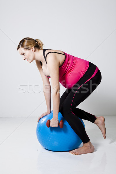 Femme enceinte haltères aviron exercice [[stock_photo]] © ElinaManninen