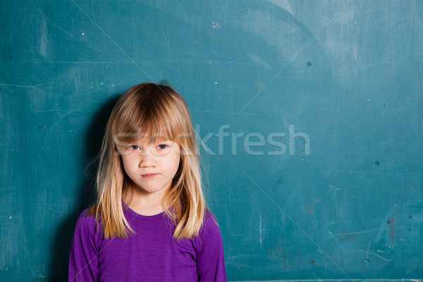 商業照片: 年輕的女孩 · 黑板 · 肖像 · 常設 · 孩子