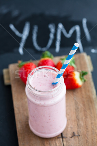 Aardbei smoothie gestreept stro geheel aardbeien Stockfoto © ElinaManninen
