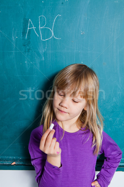 商業照片: 年輕的女孩 · 黑板 · 信件 · 常設 · 字母 · 看