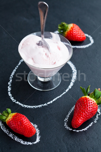Fresa helado todo fresas vidrio tazón Foto stock © ElinaManninen