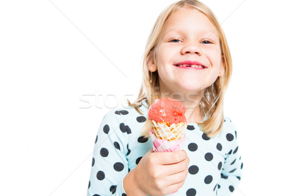 Lány fagylalttölcsér tart finom eper mosolyog Stock fotó © ElinaManninen