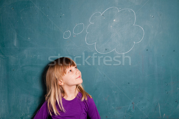 商業照片: 年輕的女孩 · 主意 · 泡沫 · 黑板 · 肖像 · 看