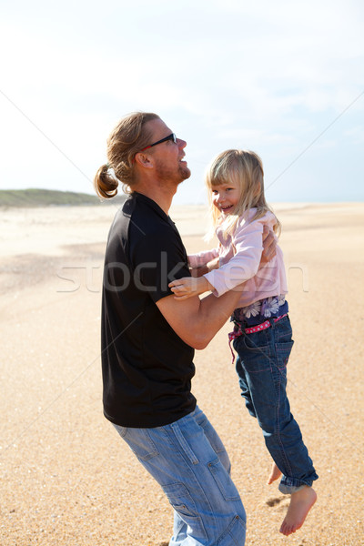 Vader dochter armen strand jonge Stockfoto © ElinaManninen