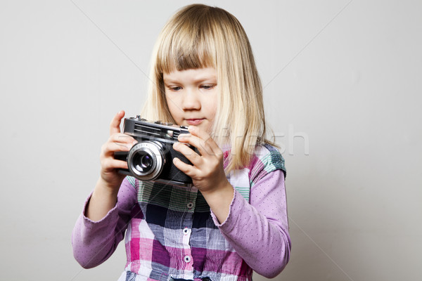 Dziewczynka kamery portret Fotografia Zdjęcia stock © ElinaManninen