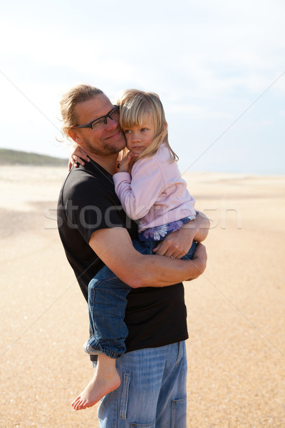 Padre figlia braccia spiaggia giovani Foto d'archivio © ElinaManninen