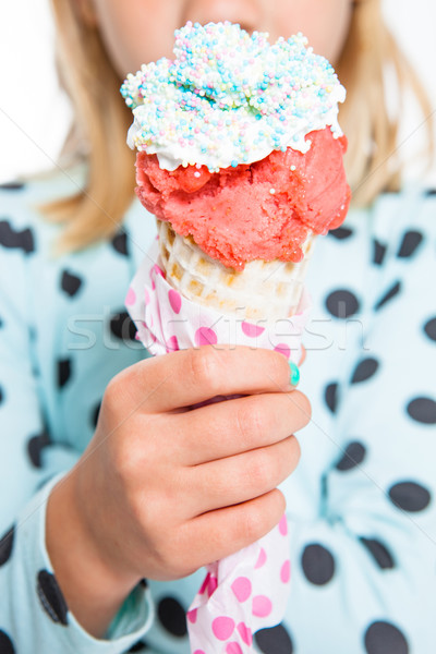 Lány finom fagylalttölcsér tart eper fagylalt Stock fotó © ElinaManninen