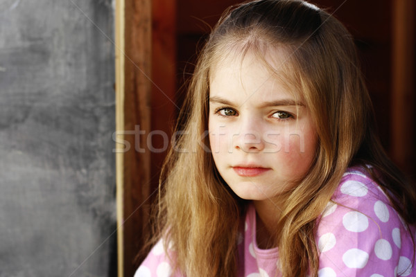 Primo piano ritratto bella giovane ragazza dai capelli lunghi posa Foto d'archivio © ElinaManninen