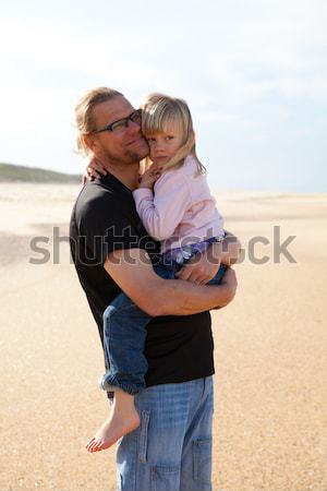 Vader dochter armen strand jonge Stockfoto © ElinaManninen