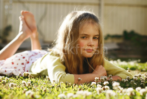 Bella giovane ragazza erba fiori ritratto felice Foto d'archivio © ElinaManninen