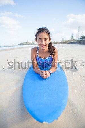 Cute junge Mädchen stehen Surfbrett lächelnd blau Stock foto © ElinaManninen