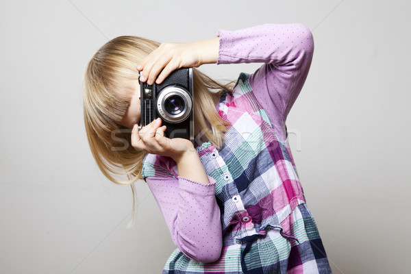 Dziewczynka kamery dziewczyna technologii Zdjęcia stock © ElinaManninen