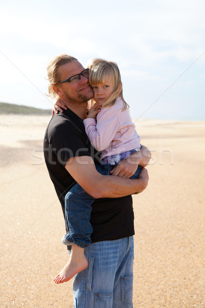 Padre figlia braccia spiaggia giovani Foto d'archivio © ElinaManninen