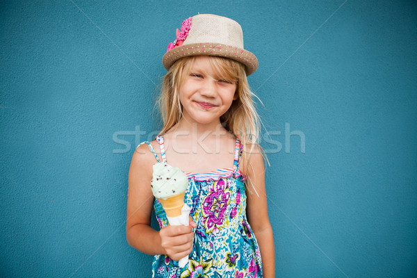 Stock fotó: Fiatal · lány · tart · fagylalttölcsér · aranyos · mosolyog · kívül