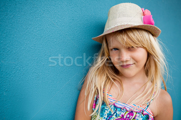 Glimlachend cute jong meisje portret gelukkig buiten Stockfoto © ElinaManninen