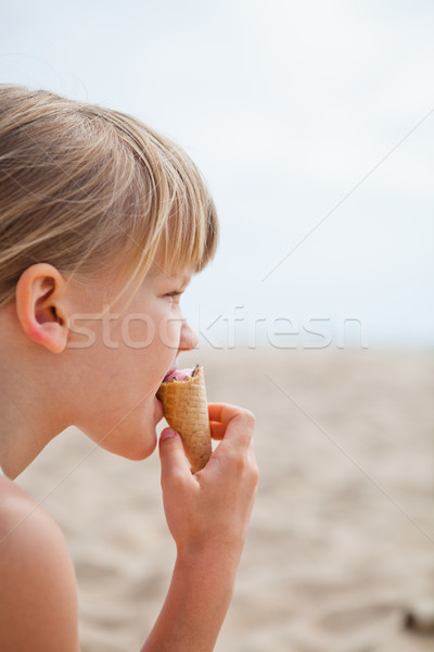 Joven comer helado playa jóvenes cute Foto stock © ElinaManninen