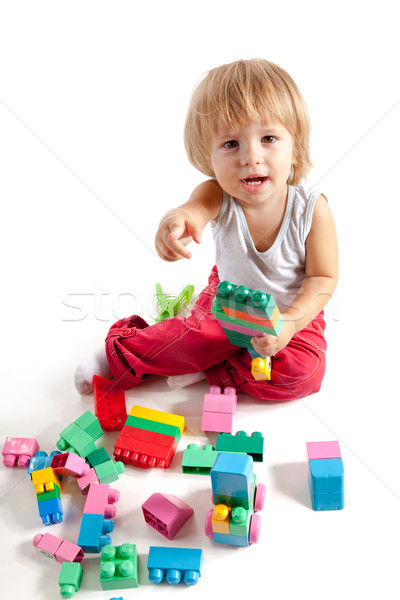 Foto stock: Sorridente · pequeno · menino · jogar · blocos · isolado