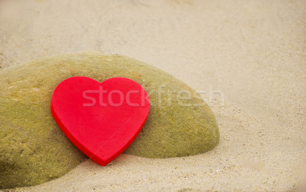 Kalp şekli plaj kırmızı kaya sevmek Stok fotoğraf © EllenSmile