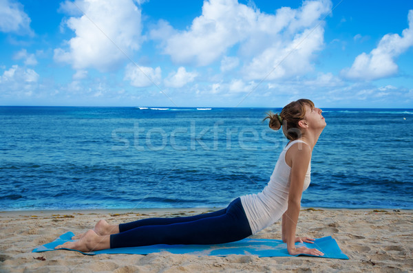 Kadın yoga okyanus genç güzel kadın Stok fotoğraf © EllenSmile
