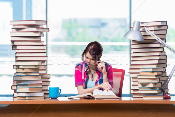 Foto stock: Jovem · feminino · estudante · exames · sorrir · livros