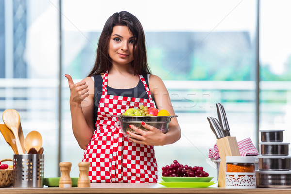 Foto stock: Jóvenes · cocinar · frutas · cocina · feliz · manzana