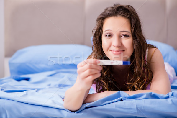 Kobieta pozytywny test ciążowy dziewczyna baby uśmiech Zdjęcia stock © Elnur