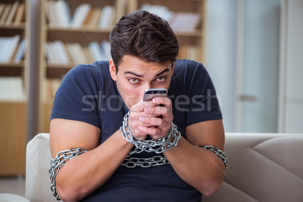 Om telefon dependenta acasă Imagine de stoc © Elnur