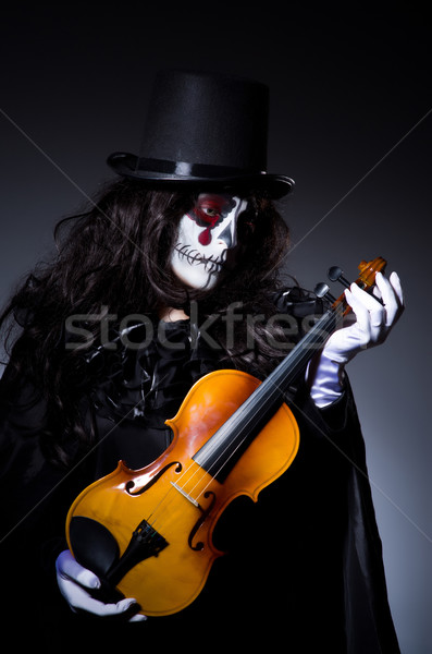 Сток-фото: монстр · играет · скрипки · темно · комнату · женщину
