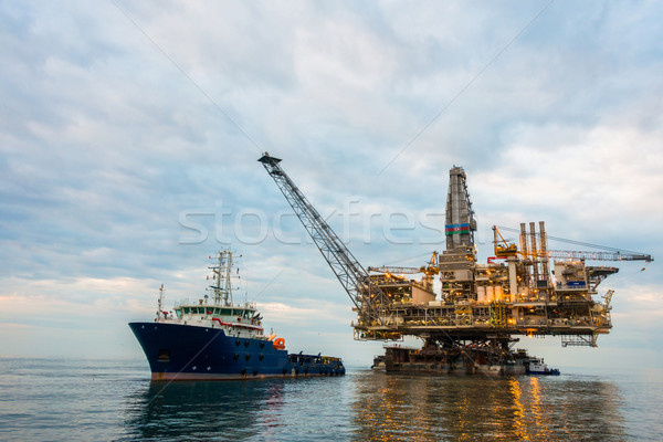 Plataforma de petróleo mar negócio céu Foto stock © Elnur
