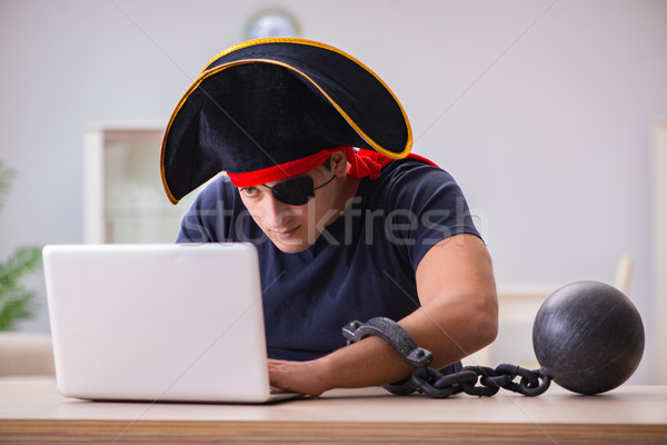 Digitale veiligheid piraat computer man laptop Stockfoto © Elnur
