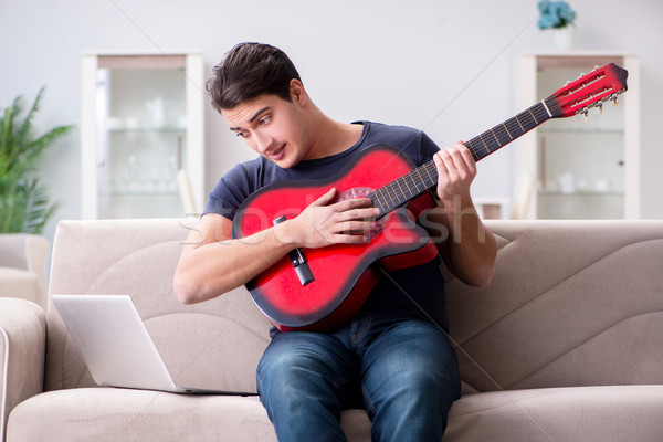 Foto stock: Moço · jogar · guitarra · casa · computador