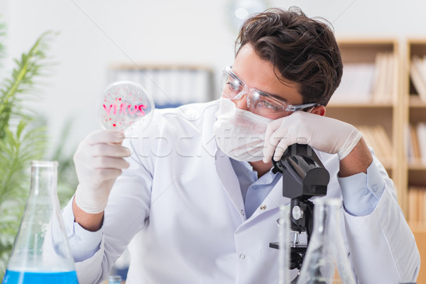 Medico di sesso maschile lavoro Lab virus vaccino uomo Foto d'archivio © Elnur