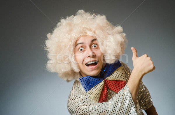 男子    非洲人    假发    舞会    快乐 / funny man with afro wig