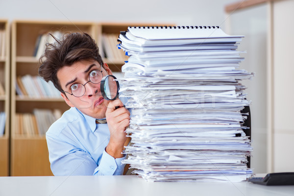 Funny auditor informes lupa oficina hombre Foto stock © Elnur