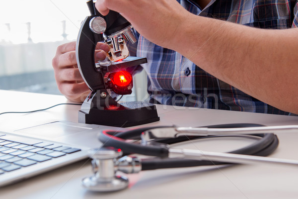 Foto d'archivio: Alto · di · precisione · ingegneria · uomo · lavoro · microscopio