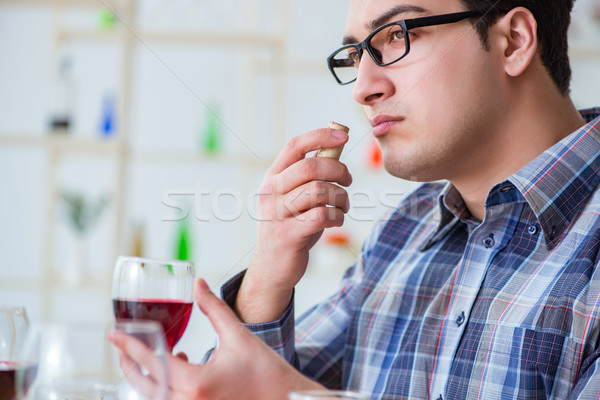 Professionnels sommelier dégustation vin rouge fond table Photo stock © Elnur