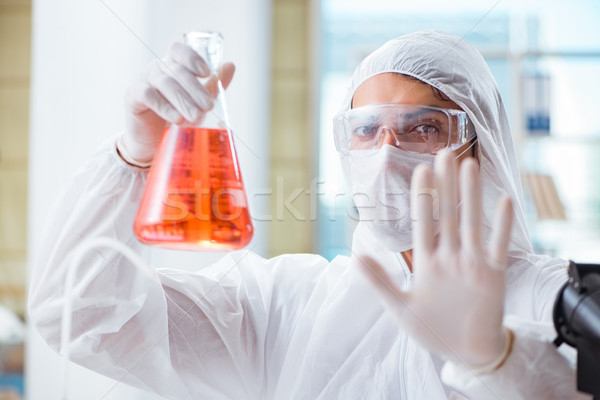Chimist lucru laborator riscant chimicale om Imagine de stoc © Elnur