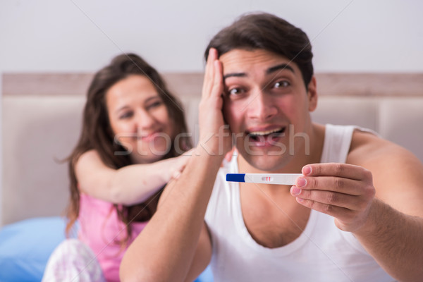 Jeunes famille test de grossesse résultats heureux médicaux Photo stock © Elnur