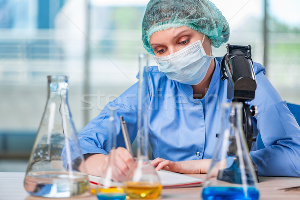 Experiente lab assistente trabalhando químico soluções Foto stock © Elnur