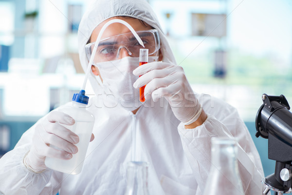 Chemiker arbeiten Labor gefährlicher Chemikalien Mann Stock foto © Elnur