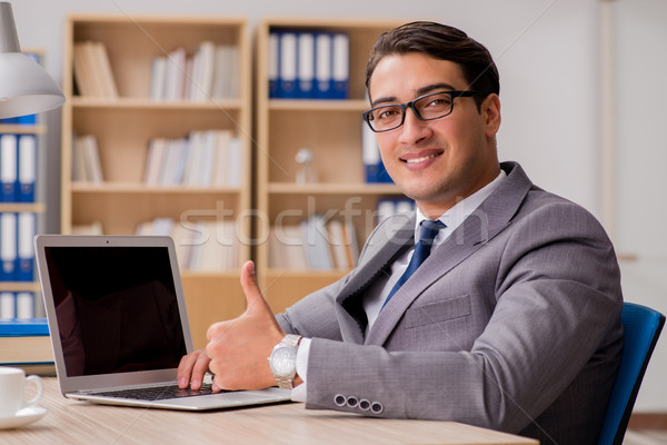 Fiatal jóképű üzletember dolgozik iroda munka Stock fotó © Elnur