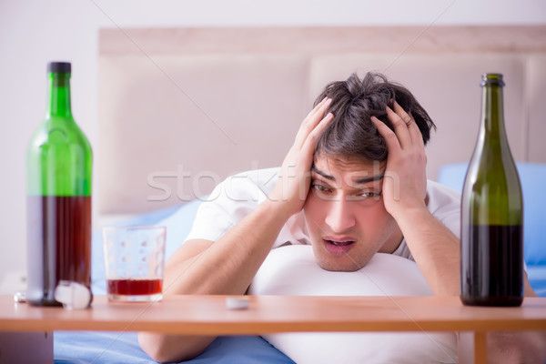 Homem potável cama depressão triste Foto stock © Elnur