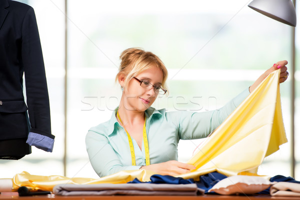 Femeie croitor lucru nou îmbrăcăminte modă Imagine de stoc © Elnur
