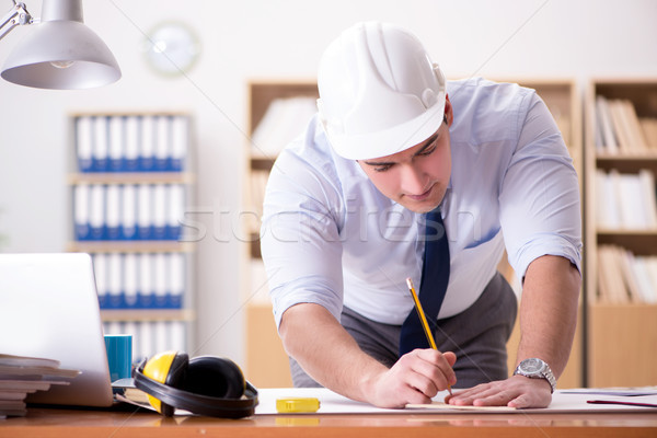Engenheiro supervisor trabalhando desenhos escritório papel Foto stock © Elnur