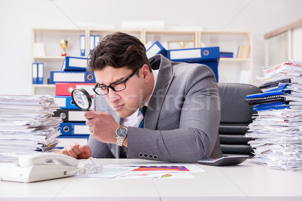 Masculina empresario lupa oficina negocios papel Foto stock © Elnur