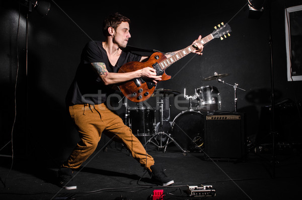 Stockfoto: Man · gitaar · concert · muziek · partij · achtergrond