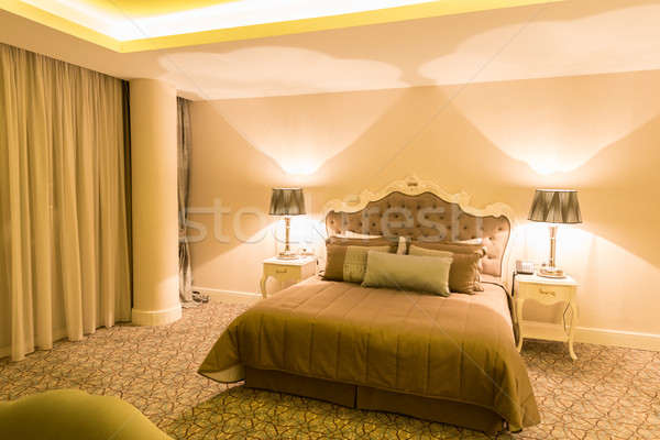 Modern camera de hotel mare pat casă proiect Imagine de stoc © Elnur