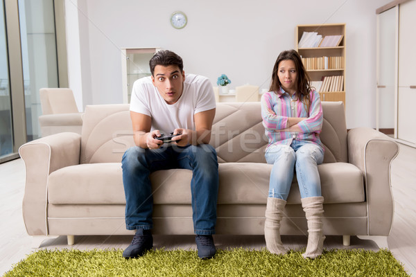 Jeunes famille souffrance ordinateur jeux dépendance Photo stock © Elnur