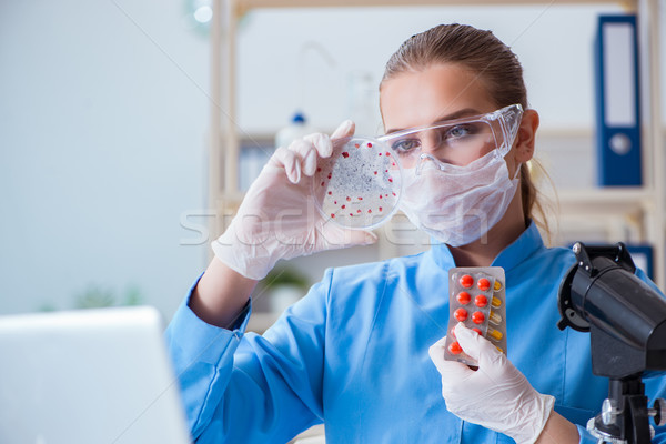 Zdjęcia stock: Kobiet · naukowiec · badacz · eksperyment · laboratorium · lekarza