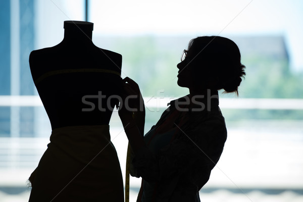 Femme sur mesure travail nouvelle vêtements mode Photo stock © Elnur